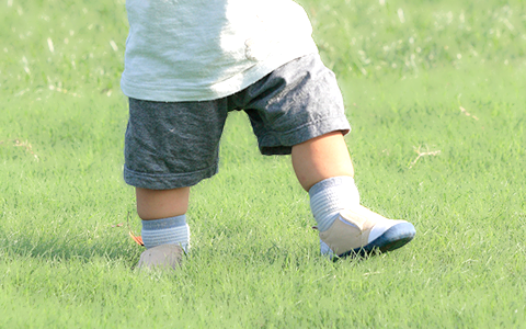 ファーストシューズを履いて歩いている赤ちゃんの足元アップ