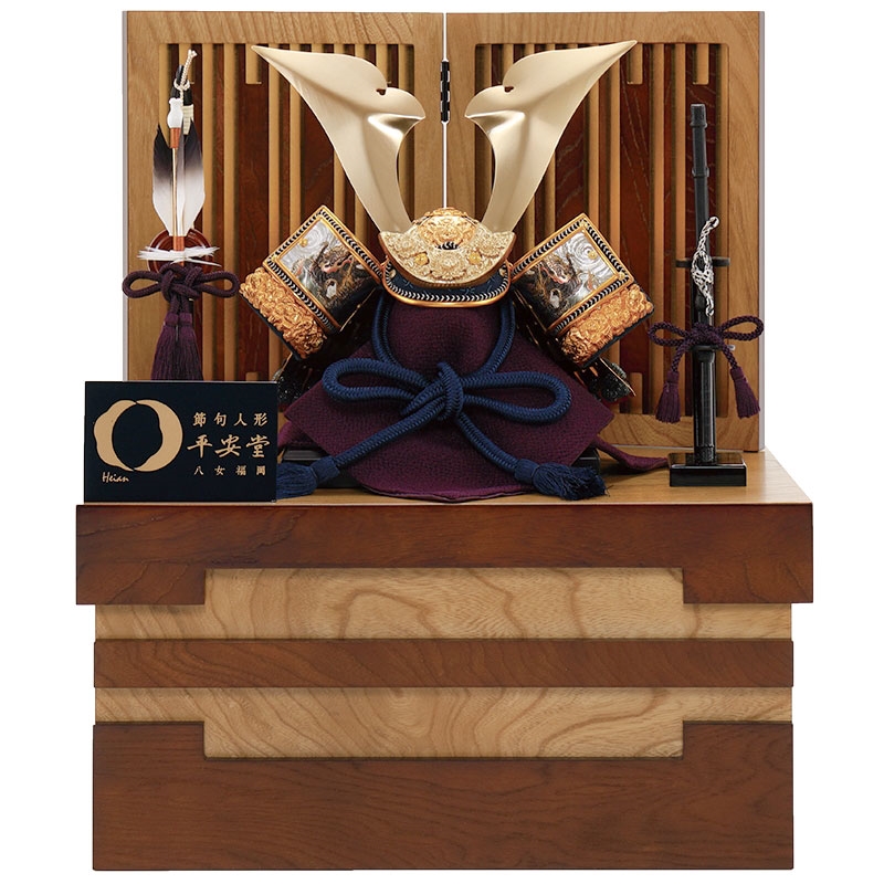 金属製の槍 赤い房飾り付き 飾兜 8号 赤糸縅 銀古美鍍金 – 平安住一水｜京都甲冑株式会社