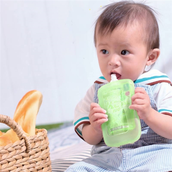 ジュレがこぼれるのを防ぐ パウチケース グリーン 育児用品 お食事用品 ペットボトル・紙パック飲料補助グッズ 赤ちゃん本舗(アカチャンホンポ)