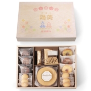 名入れ　初節句内祝い　バウムセット木箱入り（桃の節句）　(内祝いギフト)