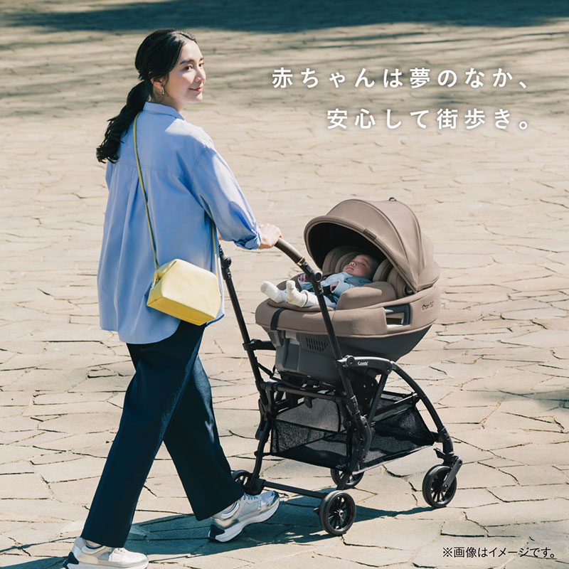 赤ちゃんは夢のなか、安心して街歩き。