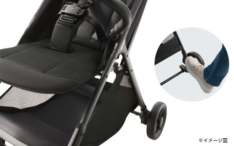 ベビーカー側面と足元のアップ。足で操作しやすいストッパーを示したイメージ画像