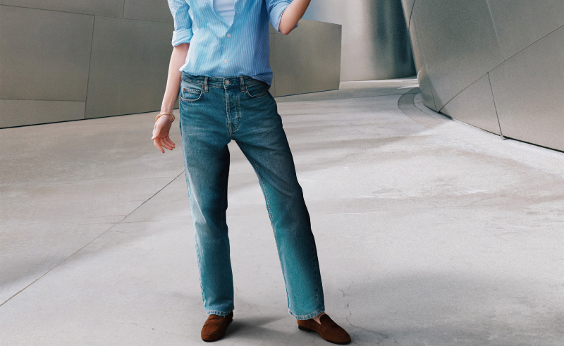 cybex GOLDのベビーカー、MELIO-CARBON（メリオ カーボン）Engineered in GERMANY。女性が片手でベビーカーを支えられるぐらいの軽さ。