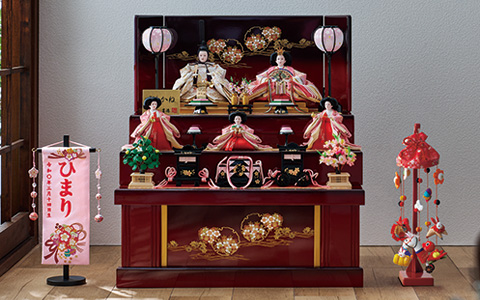 段飾りの雛人形（ひな人形）。豪華に飾れる三段飾り。