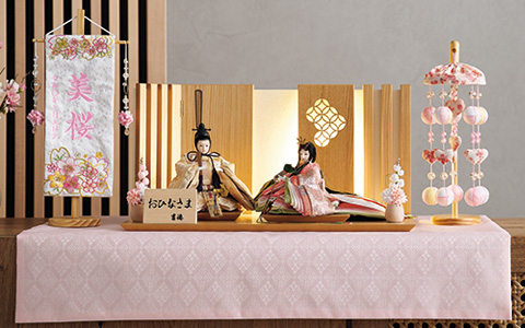 親王飾りの雛人形（ひな人形）。優雅な二人飾り。