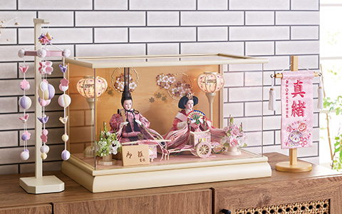 ケース飾りの雛人形（ひな人形）