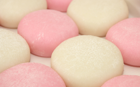 赤と白の一升餅がたくさん並んでいる