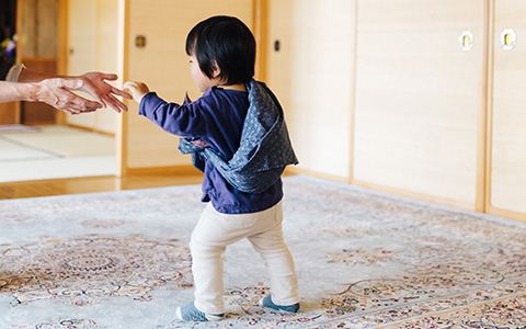 赤と白の一升餅がたくさん並んでいる