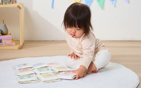 赤と白の一升餅がたくさん並んでいる