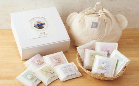 赤と白の一升餅がたくさん並んでいる