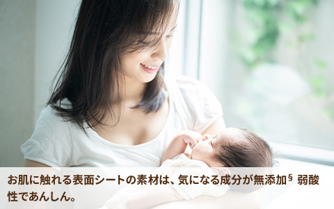 抱っこした赤ちゃんを微笑みみつめる母親