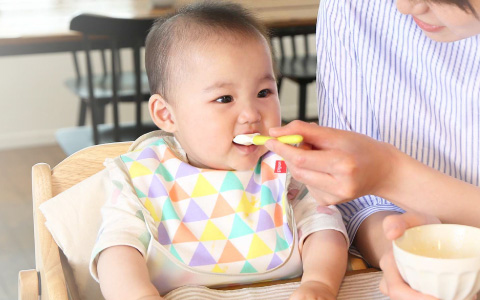 赤ちゃんが離乳食を食べている様子
