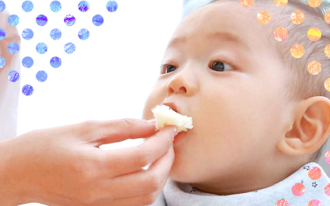 食事中の赤ちゃんの画像