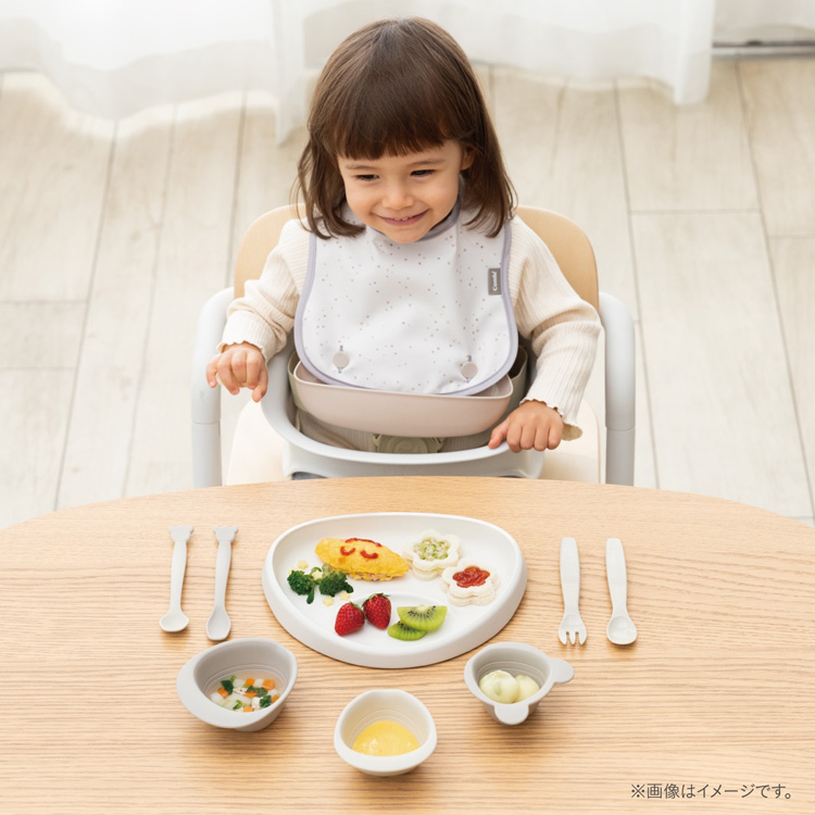 サンカク食器の使用イメージ　正面から見たところ