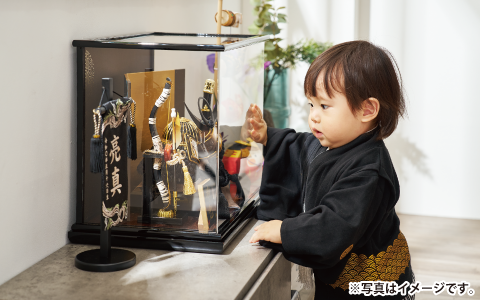 ケース飾りにさわっている赤ちゃん