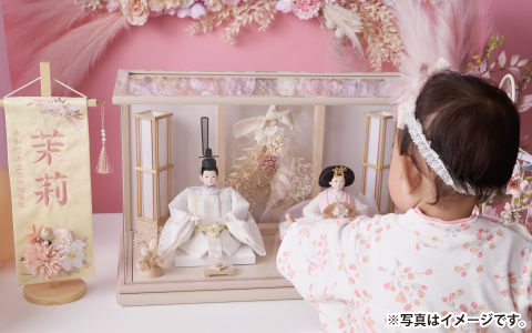 親王ケース飾りにさわっている赤ちゃん